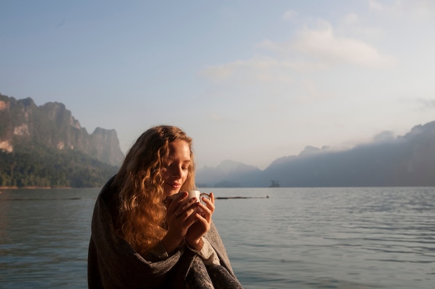 Mujer cálida en el sol de la mañana