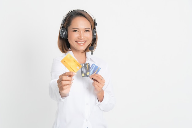 Mujer call center con auriculares y tarjeta de crédito.