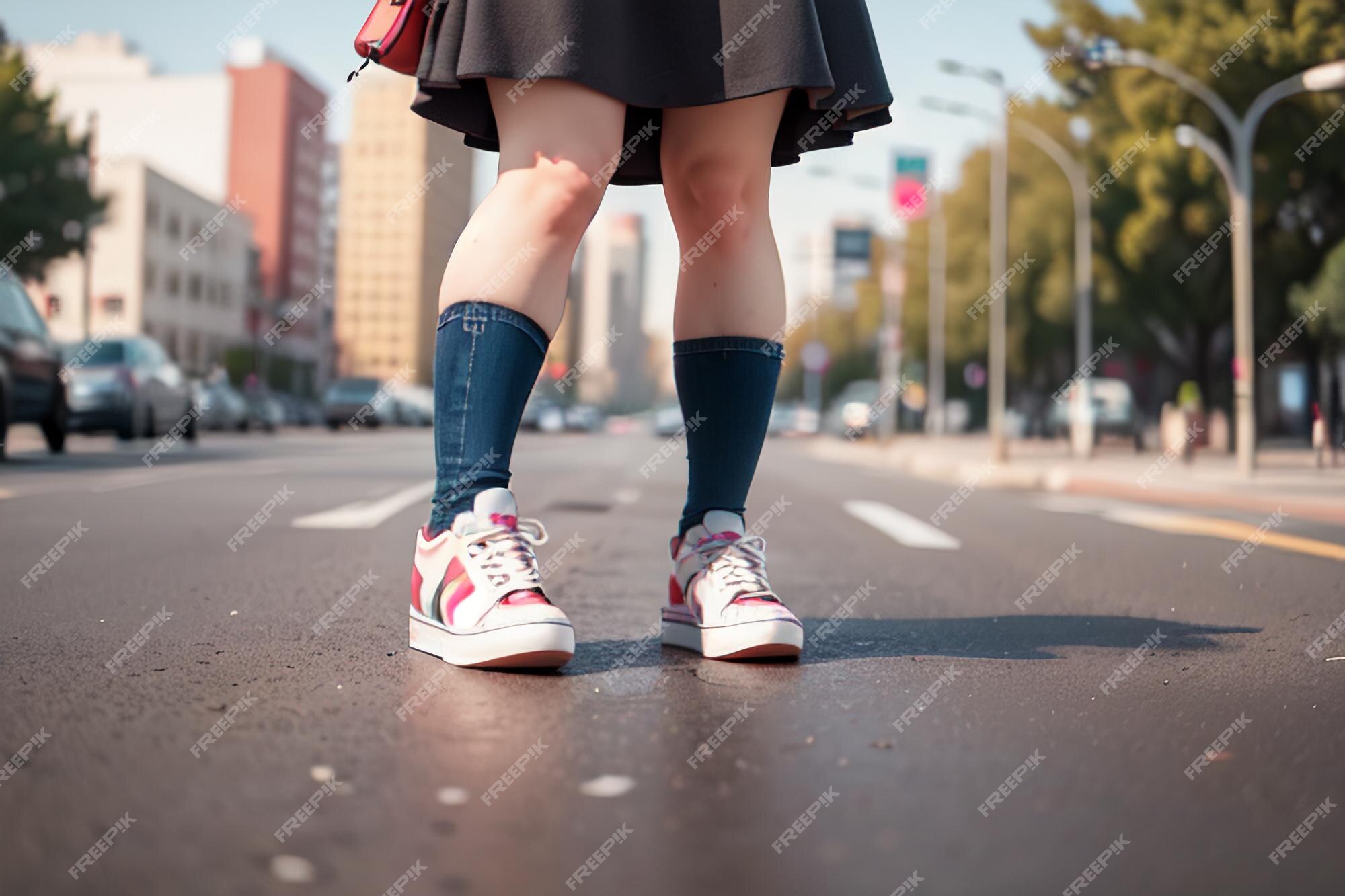 Una mujer una calle frente a una calle con un par de | Foto Premium