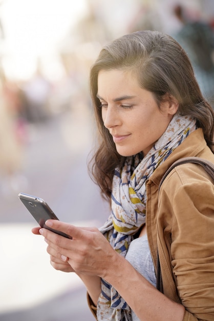 Mujer en la calle hablando por teléfono