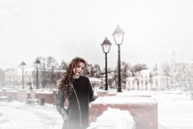 Mujer en la calle de invierno