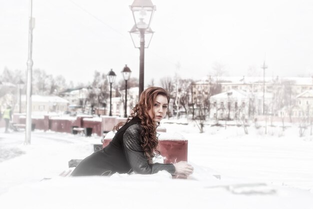 Foto mujer en la calle de invierno