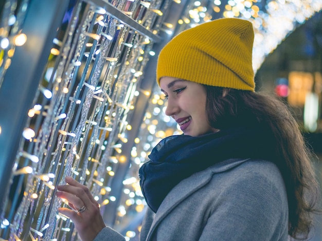 Foto mujer en la calle en navidad