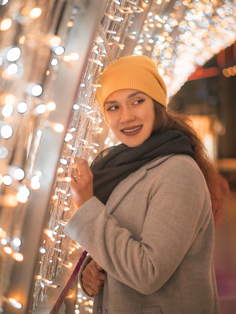 Foto mujer en la calle en navidad