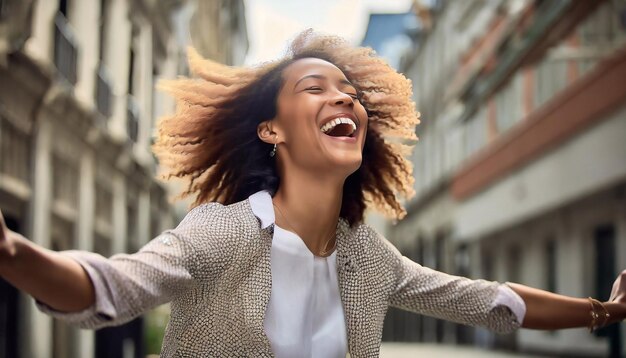 Una mujer en la calle sonríe feliz