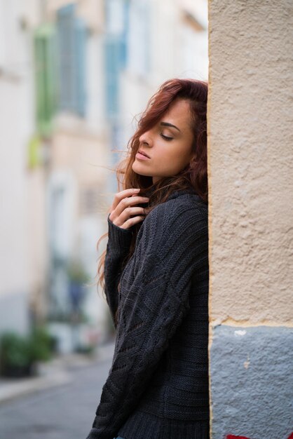 Mujer en una calle vacía