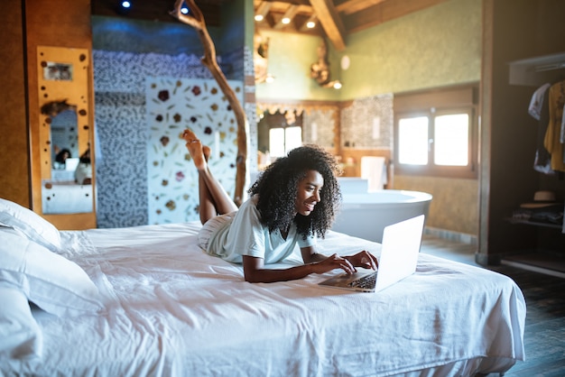 Mujer en la cama con computadora