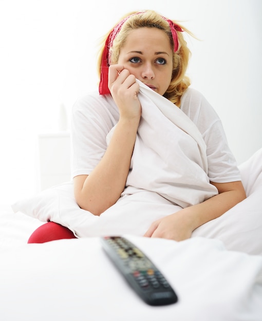 Mujer en la cama en el dormitorio