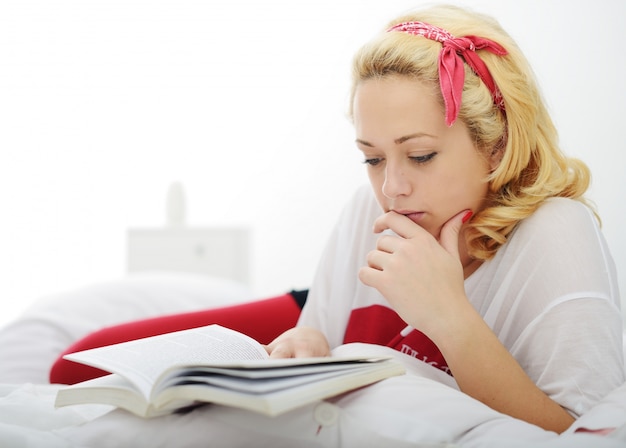 Mujer en la cama en la lectura del dormitorio