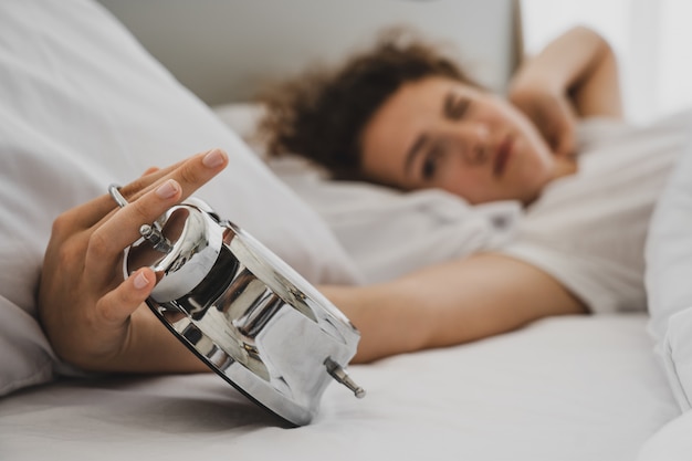 Foto una mujer en la cama por la mañana.