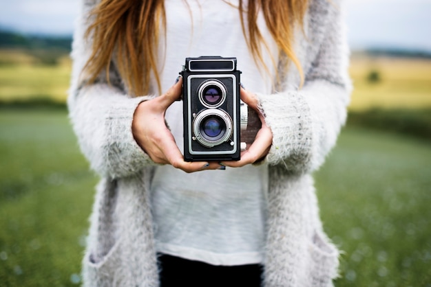 Mujer con cámara de cine retro