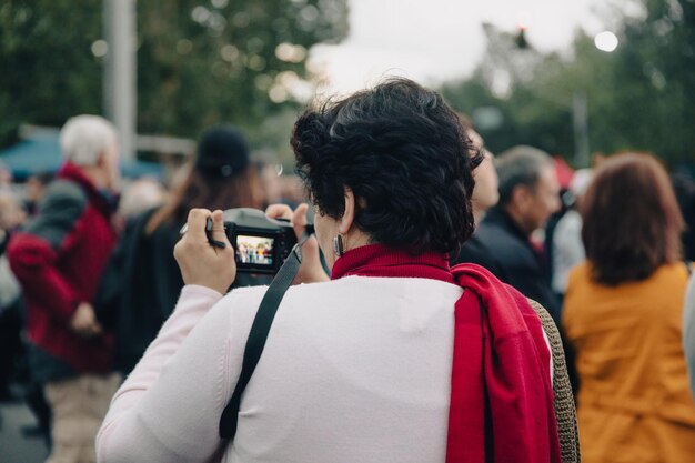 mujer con cámara fotográfica en la calle