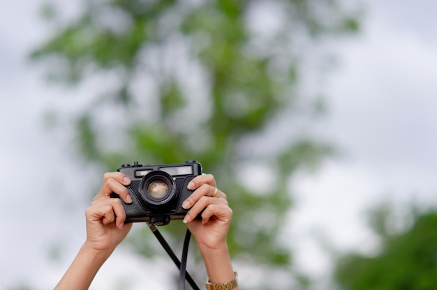 Mujer y cámara. Fotógrafos femeninos están disparando alegremente. Concepto de viaje