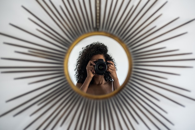 Mujer con cámara tomando foto de reflexión