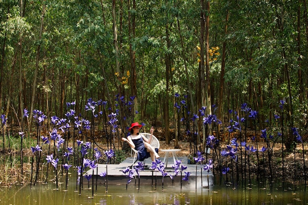 Mujer camina en el campo Fantasy Flower Dream con hermosos colores en verano primavera.