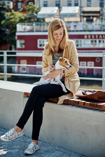 Mujer camina con perro