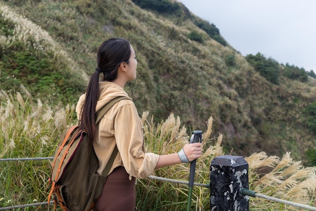 Mujer caminando en una aventura de viaje por las montañas