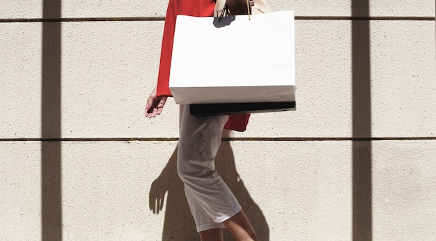 Foto mujer caminando con bolsa de compras