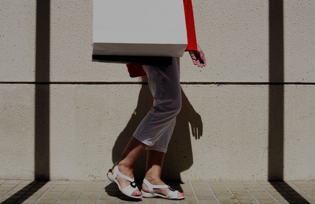 Foto mujer caminando con bolsa de compras