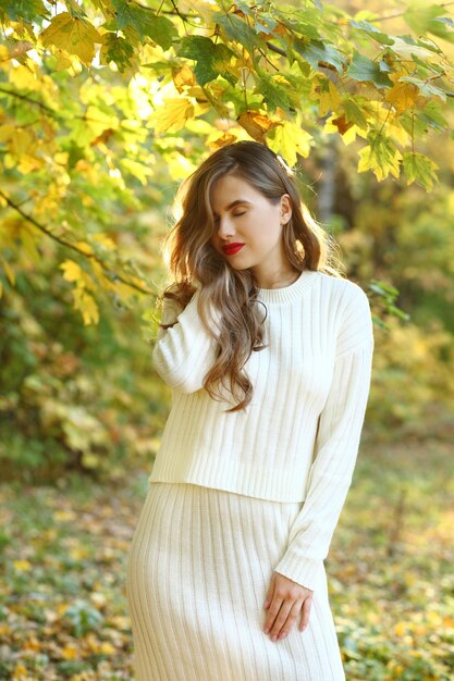 Mujer caminando por el bosque de otoño