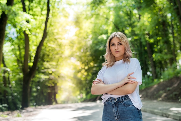 Mujer caminando en el bosque y respirar aire fresco disfrutar del tiempo libre en verano