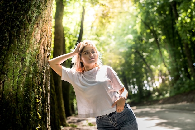 Mujer caminando en el bosque y respirar aire fresco disfrutar del tiempo libre en verano