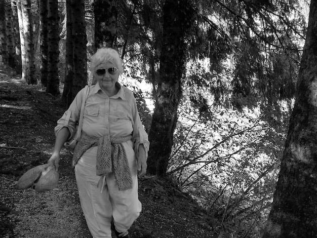 Mujer caminando por el bosque