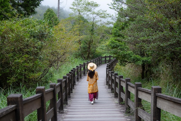 Mujer caminando por el bosque