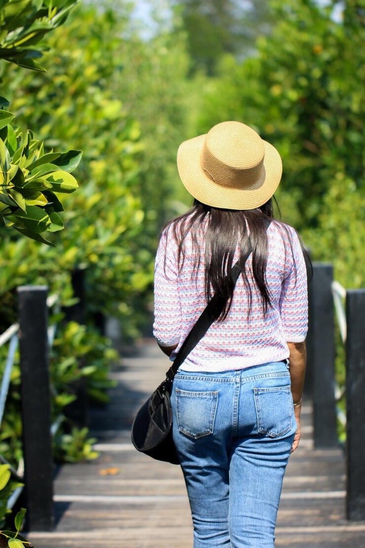 Mujer caminando en el bosque