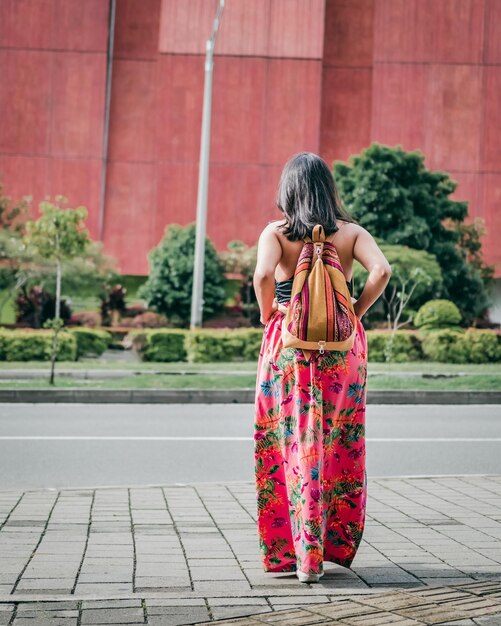 mujer caminando por una calle de la ciudad