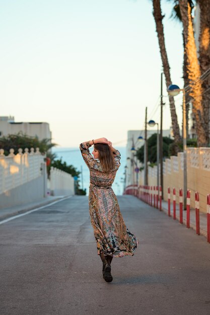 Mujer caminando por la calle con un vestido