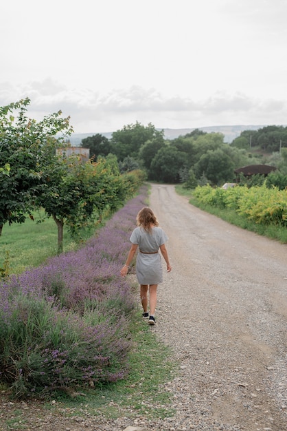 Mujer caminando por el campo de lavanda