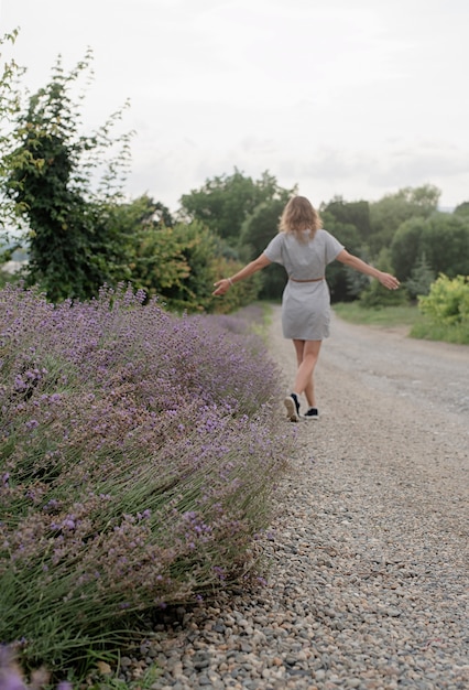 Mujer caminando por el campo de lavanda