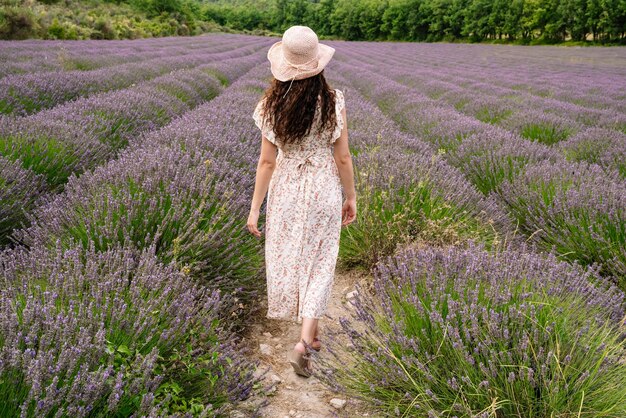 Mujer caminando por un campo de lavanda