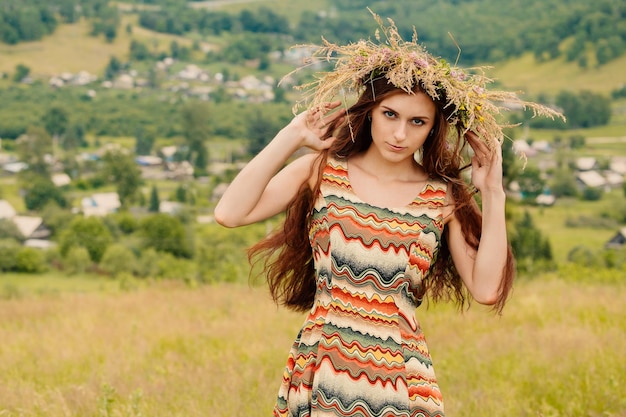 Mujer caminando en el campo