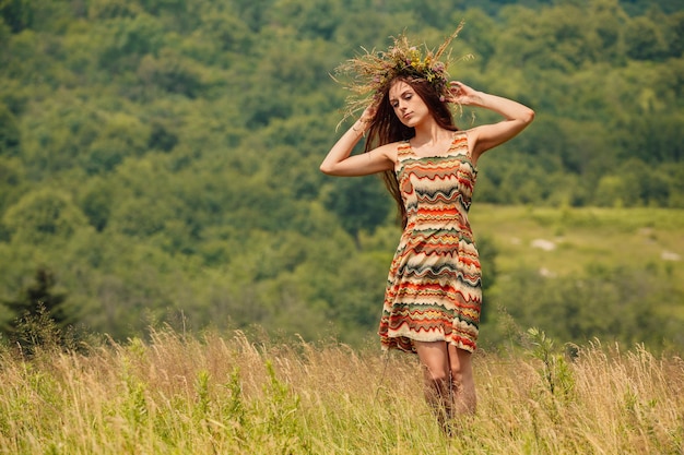 Mujer caminando en el campo