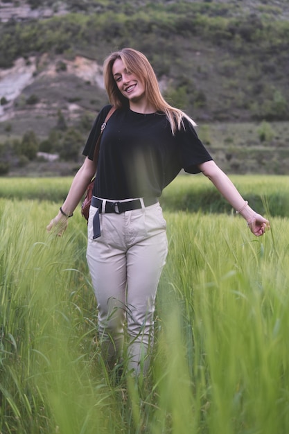 Mujer caminando por los campos de trigo