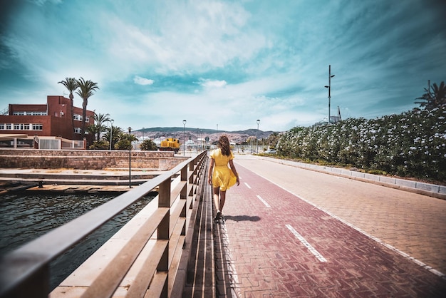 Mujer caminando por un carril bici