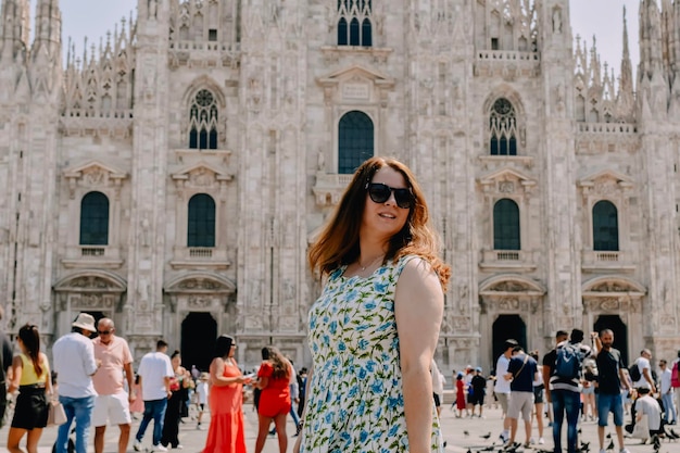 mujer caminando en la ciudad de Milán