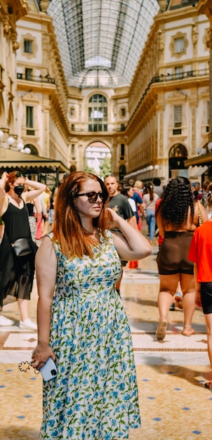 mujer caminando en la ciudad de Milán