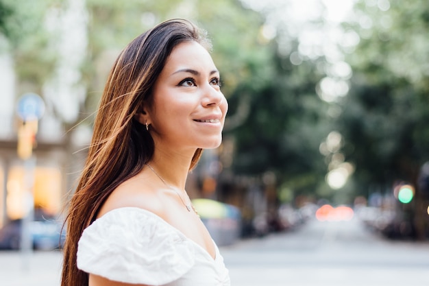 Mujer caminando por la ciudad