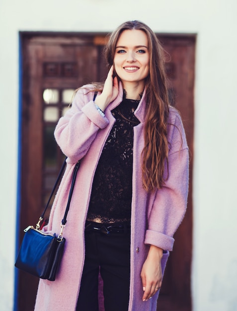 Mujer caminando en la ciudad