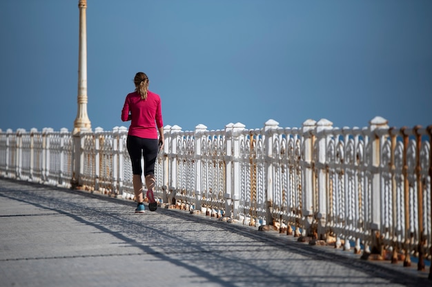 mujer caminando por la costa