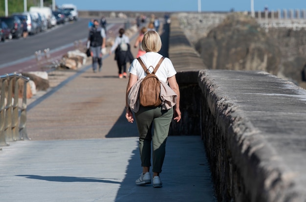 mujer caminando por la costa