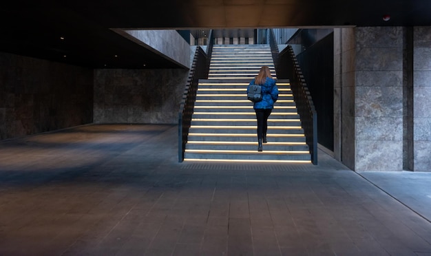 Mujer caminando por las escaleras