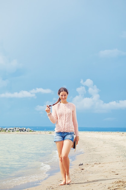 Mujer caminando por el mar