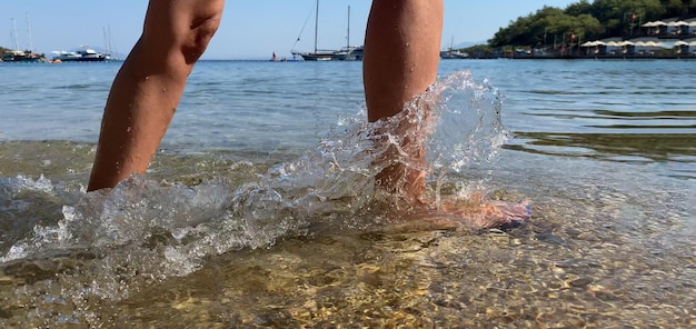 Mujer caminando en el mar