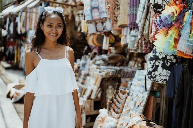 Mujer caminando y mirando a su alrededor en la tienda de souvenirs