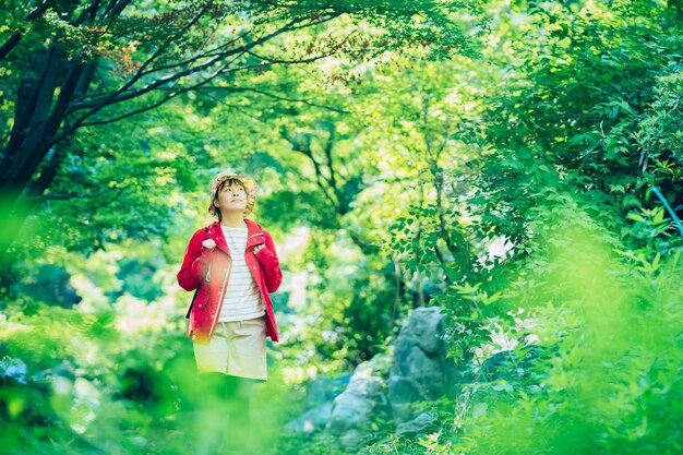 Mujer caminando en la montaña verde fresca