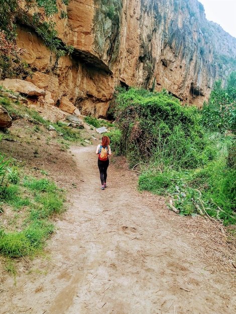 Mujer caminando en las montañas de senderismo